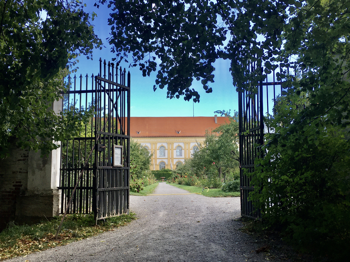 Durchblick zum Schloss