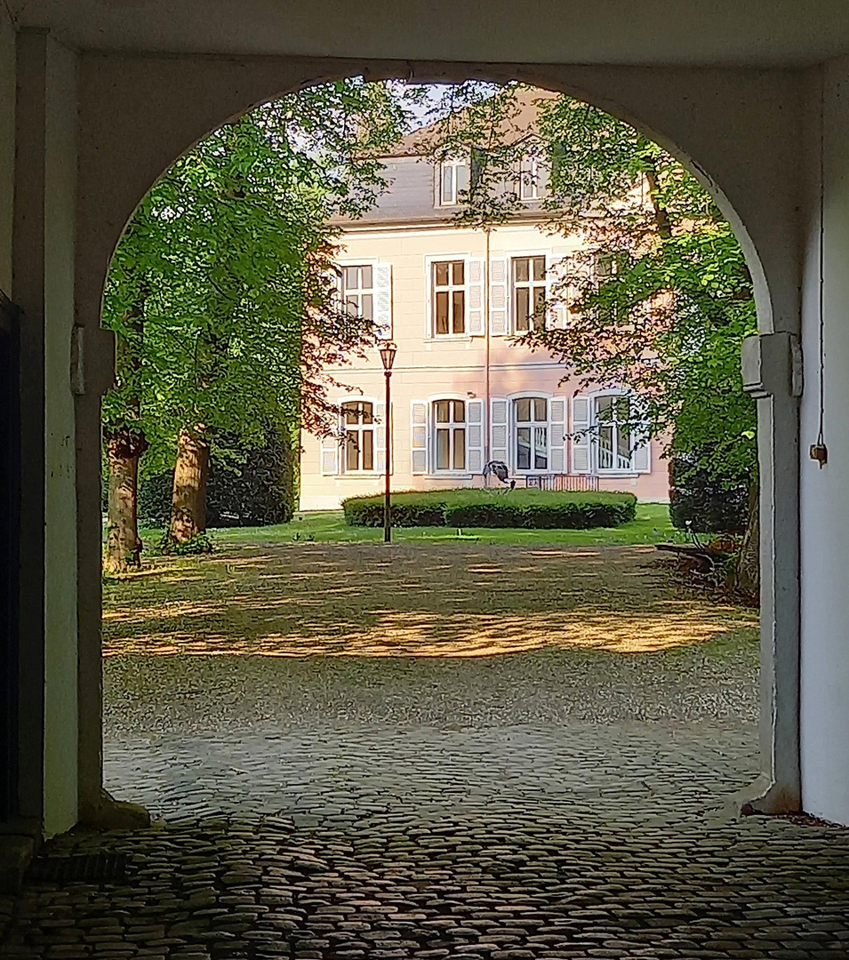 Durchblick zum Schloss Bornheim