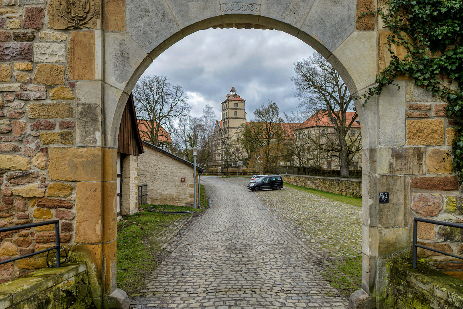 Durchblick zum Schloss Brake. 