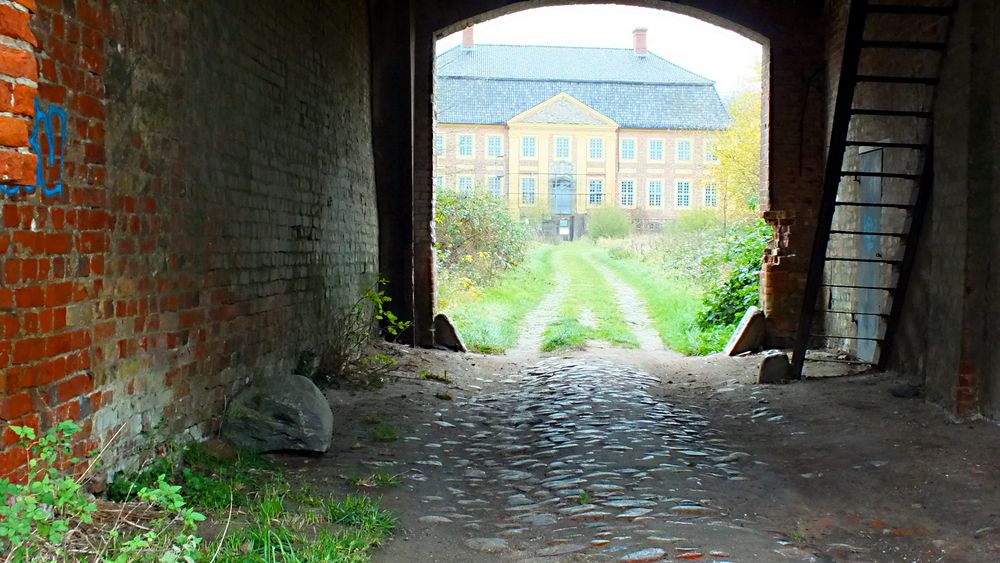 Durchblick zum Schloss Johannstorf