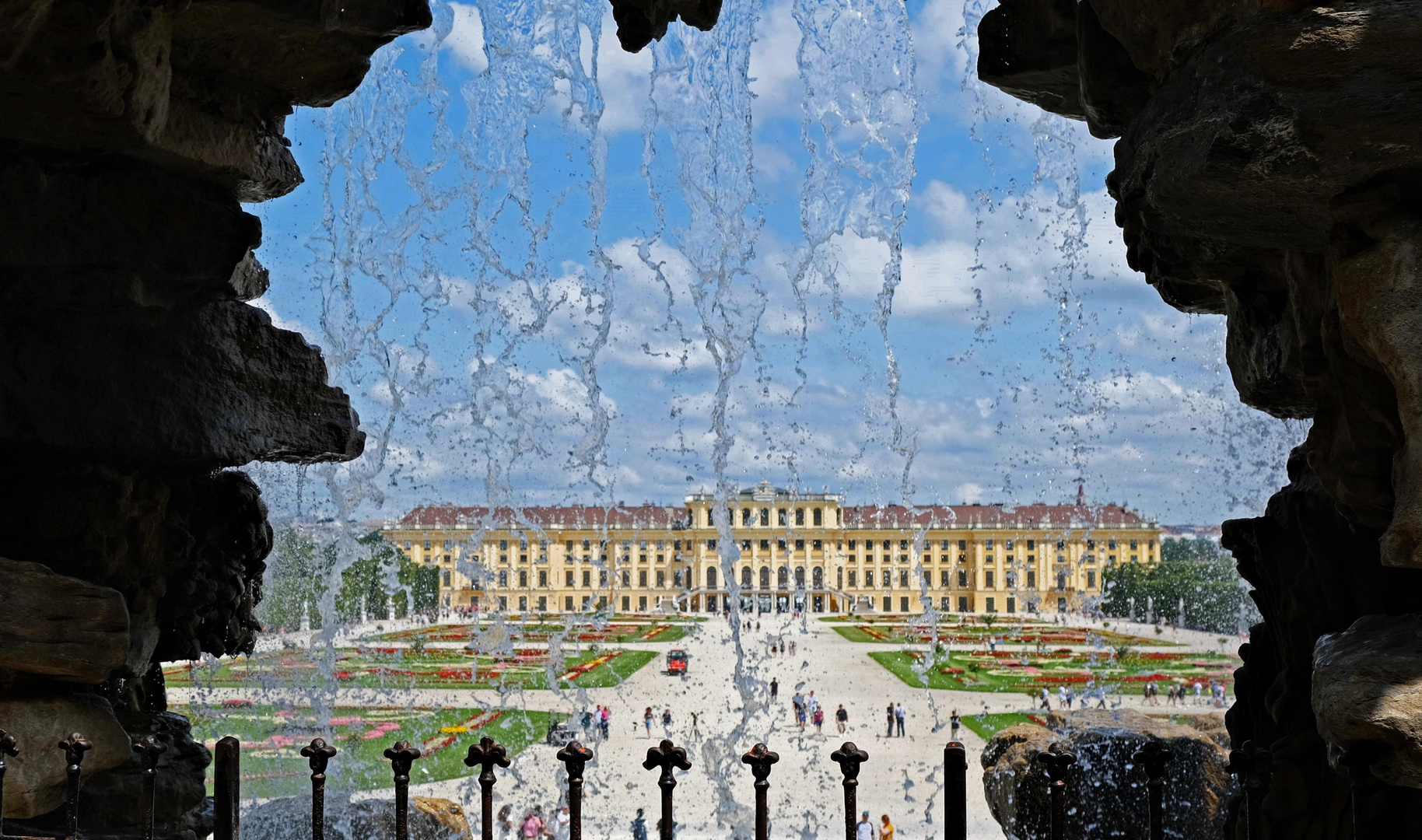 Durchblick zum Schloss Schönbrunn