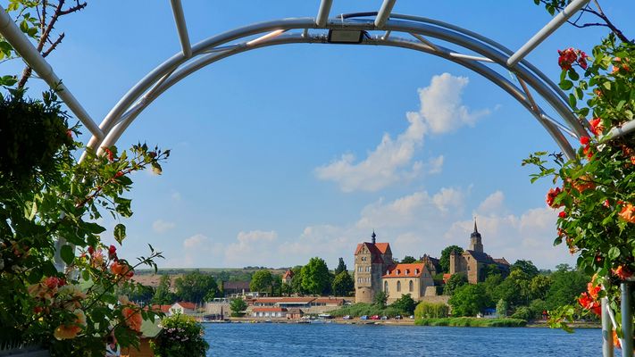 Durchblick zum Schloß Seeburg