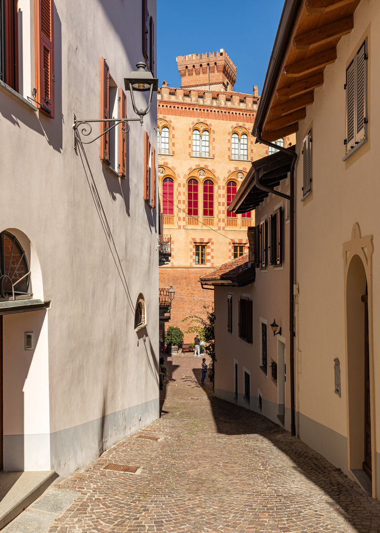 Durchblick zum Schloss von Barolo  