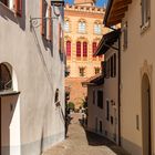 Durchblick zum Schloss von Barolo  