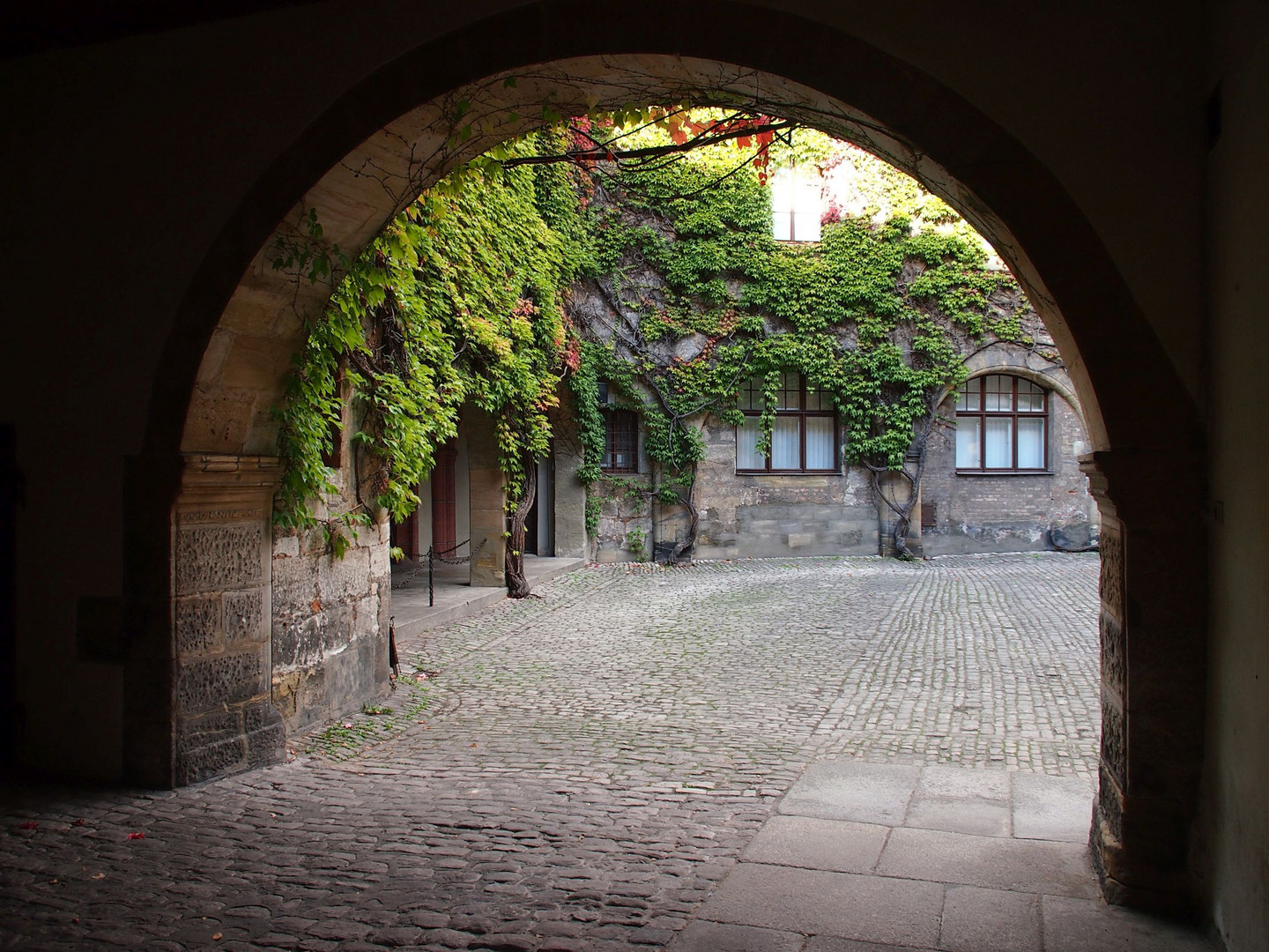 Durchblick zum Schloßhof Geyerswörth