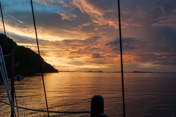 Durchblick zum Sonnenuntergang