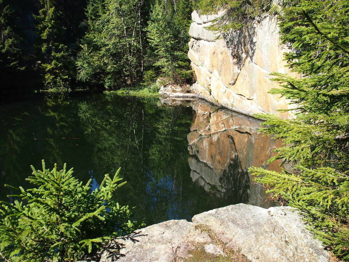 Durchblick zum Steinbruchsee