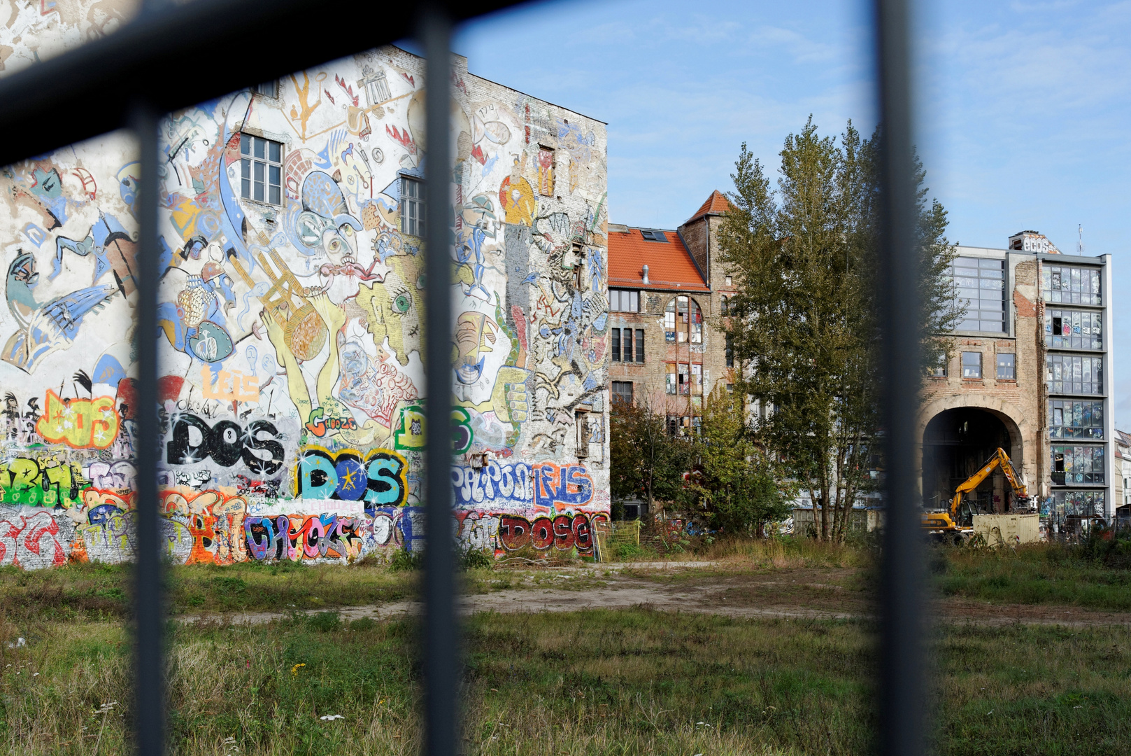 Durchblick zum Tacheles . .