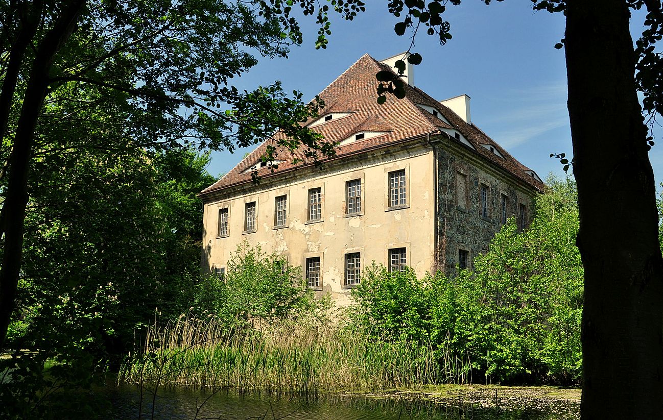 Durchblick zum Wasserschloss Tauchritz