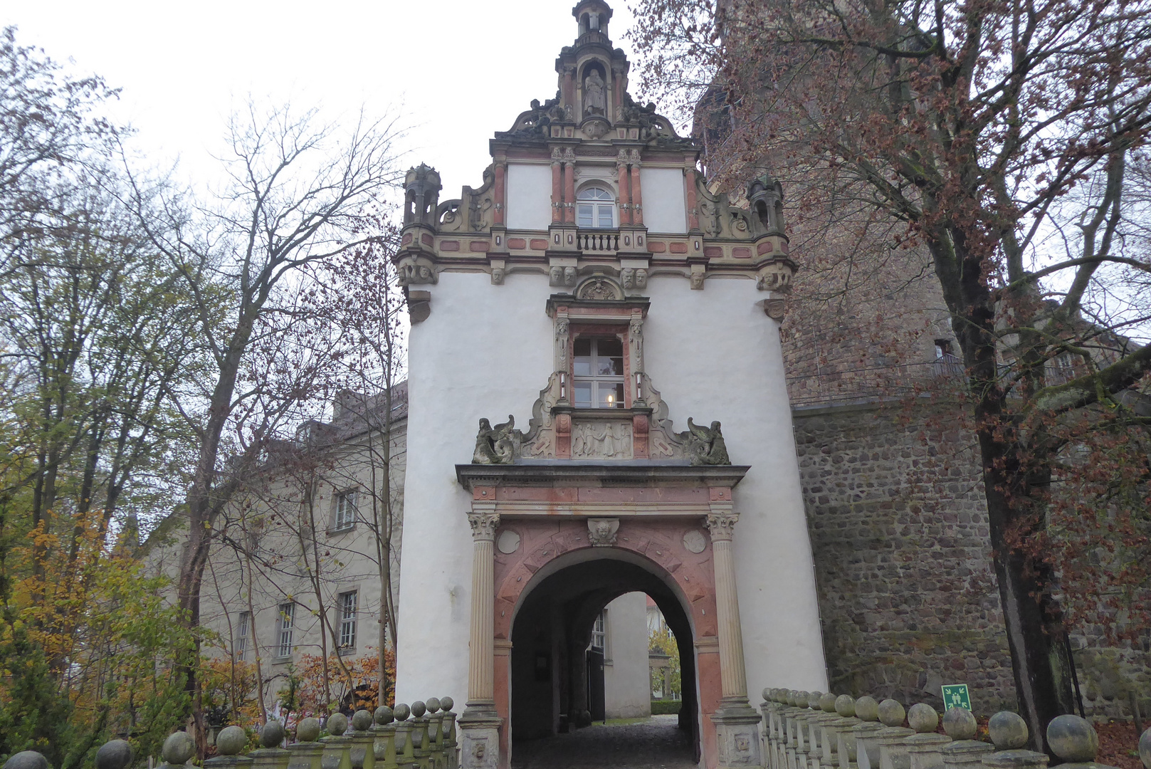Durchblick zum Wiesenburger Schloss