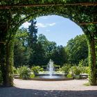 Durchblick zum Zierbrunnen