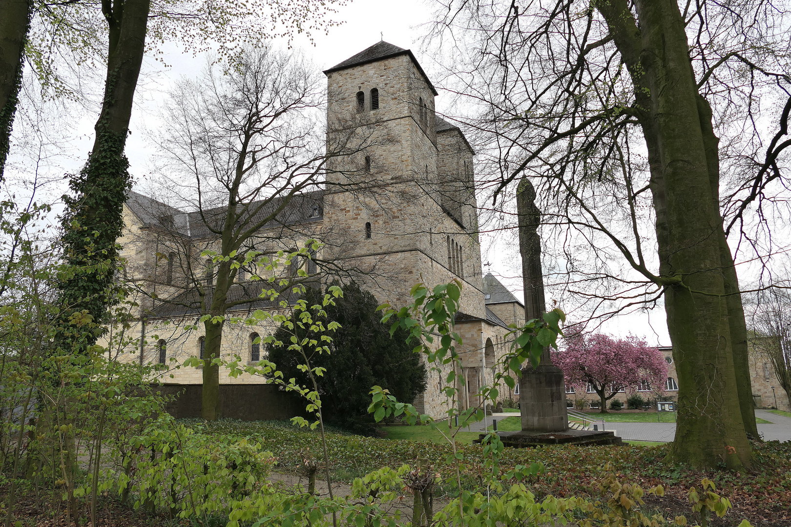 Durchblick zur Abteikirche