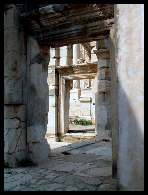 Durchblick zur Bücherei in Ephesos