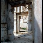 Durchblick zur Bücherei in Ephesos