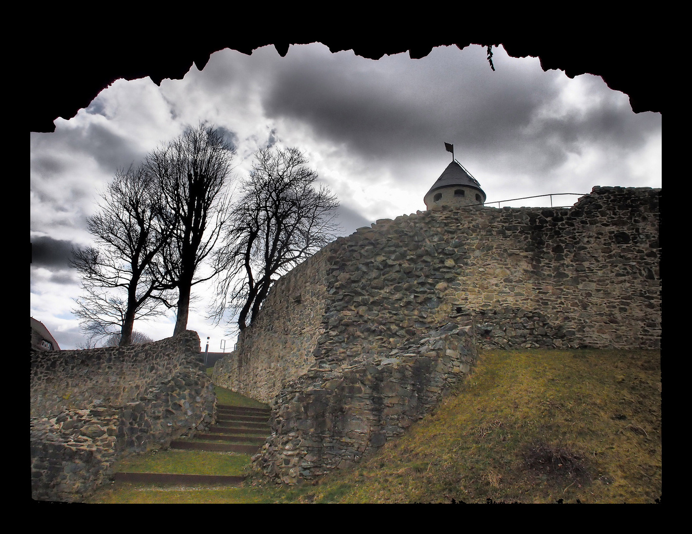 Durchblick zur Burg Lichtenberg