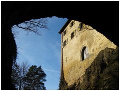 Durchblick zur Burg Rabeneck