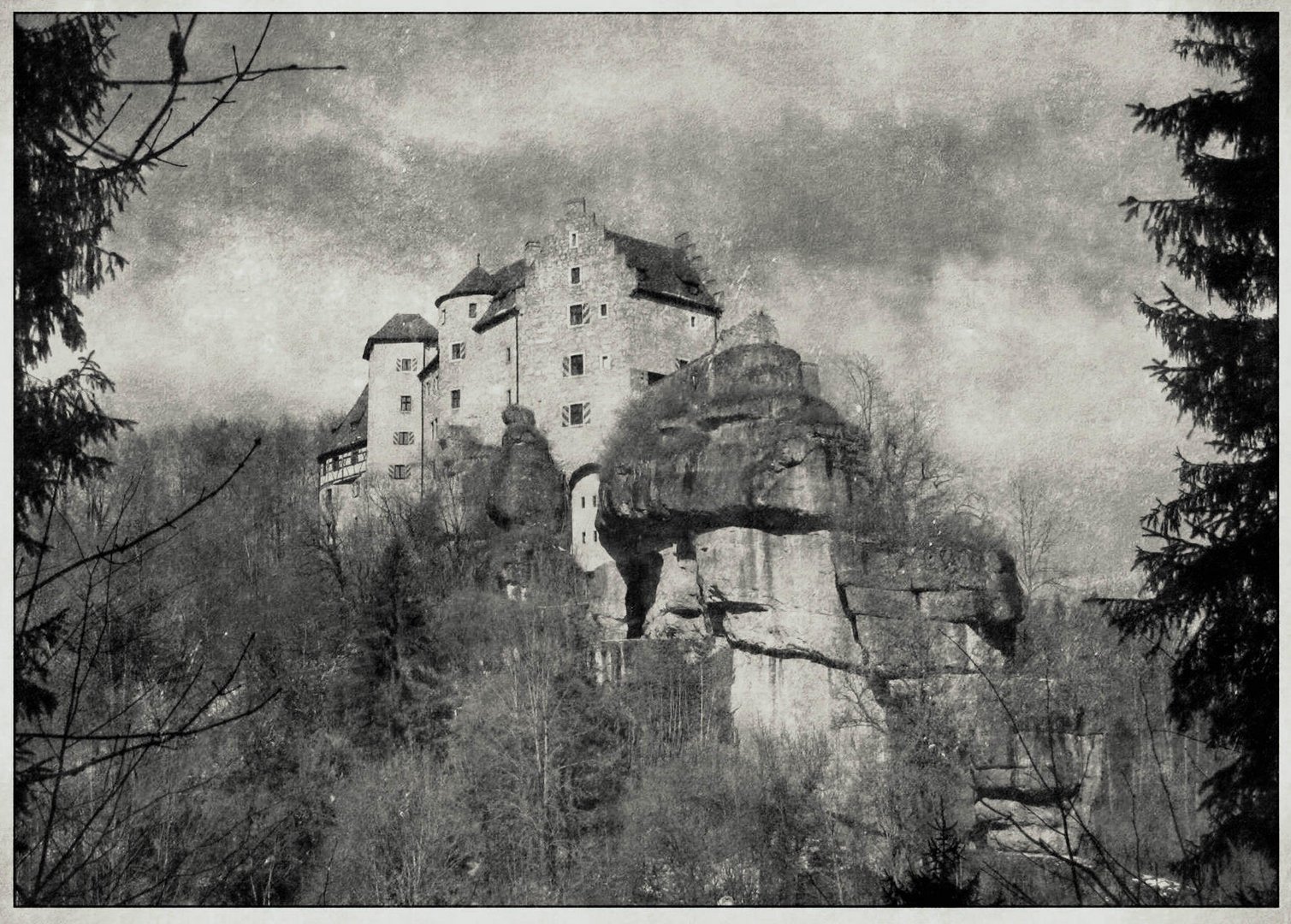 Durchblick zur Burg Rabenstein 