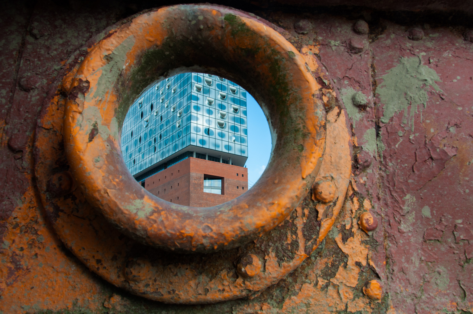 Durchblick zur Elbphilharmonie