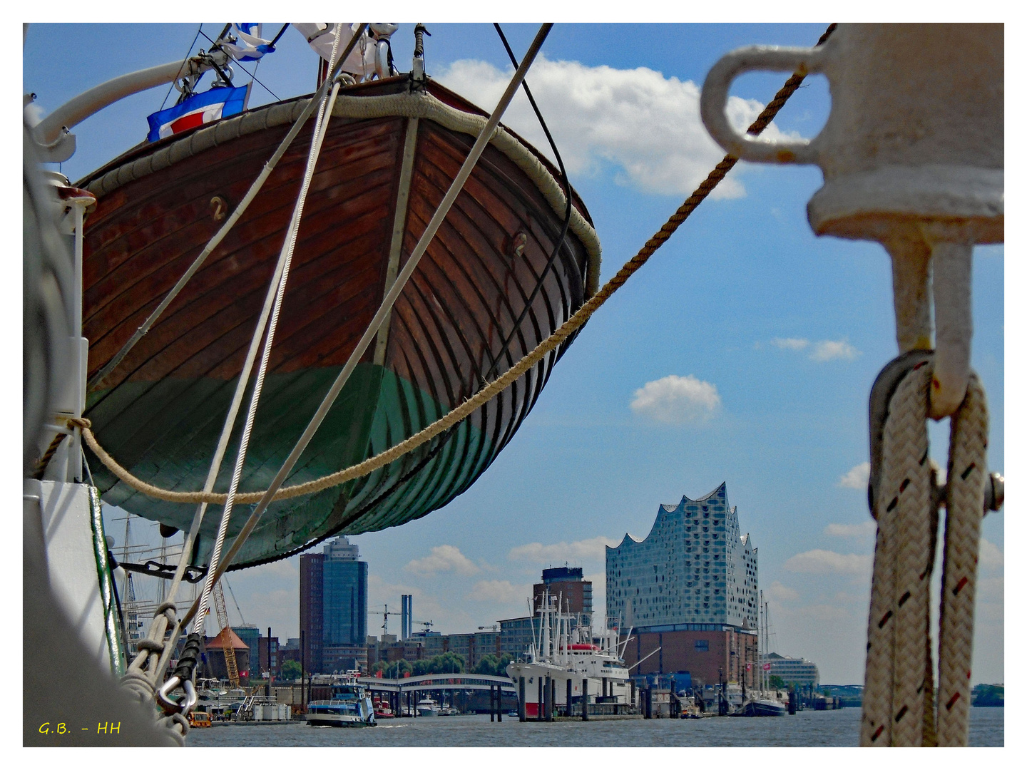 Durchblick zur Elbphilharmonie ........