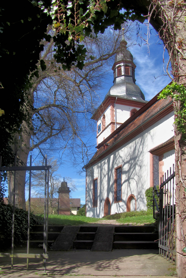 Durchblick zur ev. Kirche in Kirchbrombach (Brombachtal / Odenwald)