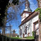 Durchblick zur ev. Kirche in Kirchbrombach (Brombachtal / Odenwald)