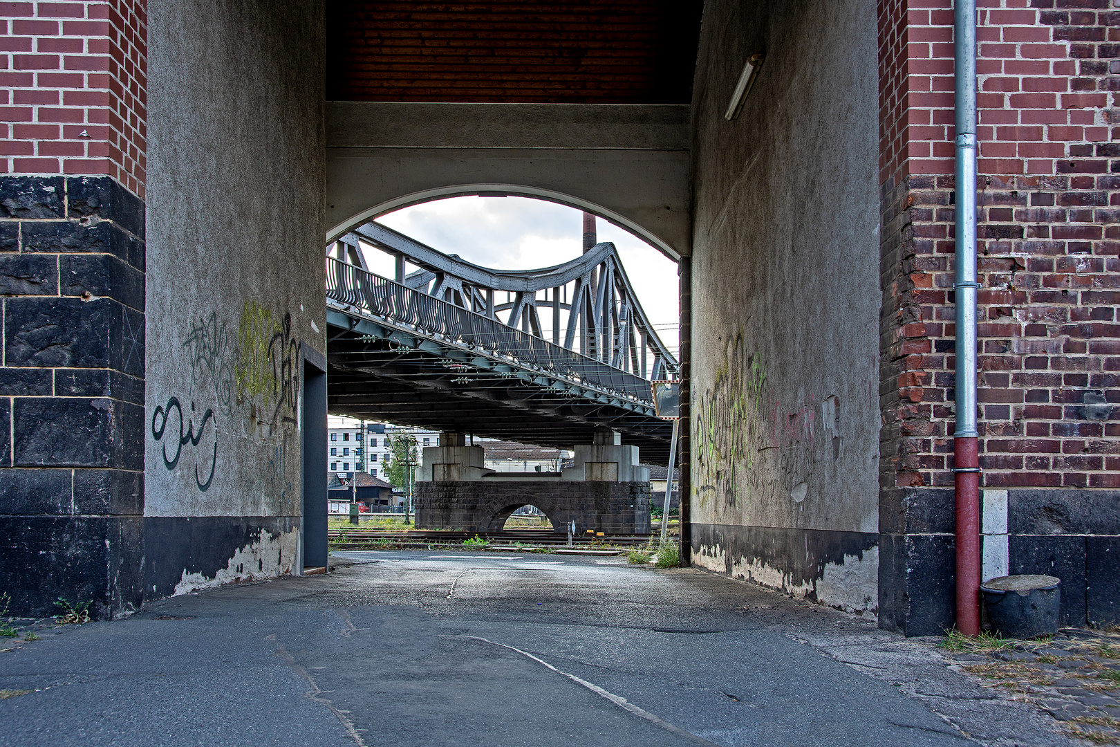 Durchblick zur Fachwerkbrücke am Hbh Darmstadt