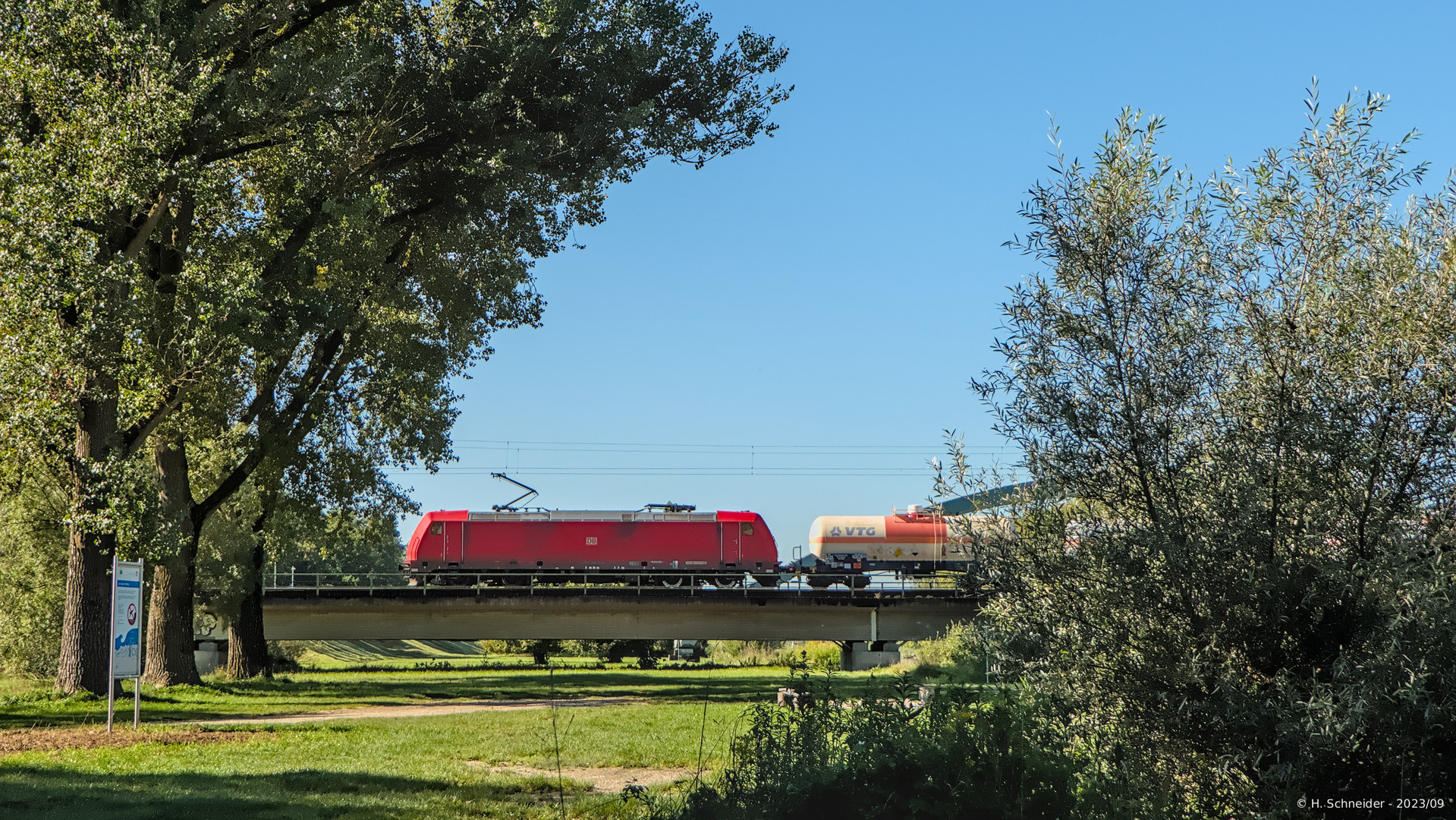 Durchblick zur Isar-Brücke