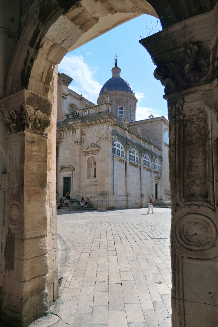 Durchblick zur Kathedrale von Dubrovnik