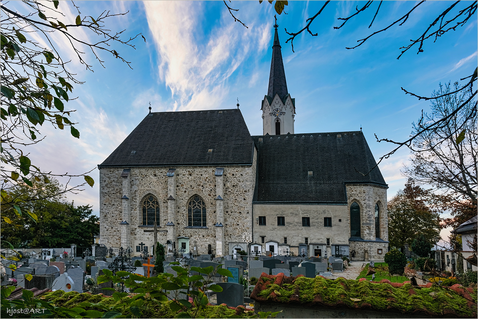 Durchblick zur Kirche ...