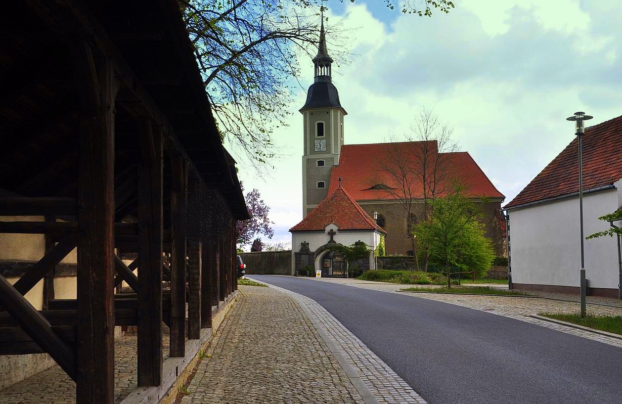 Durchblick zur Kirche