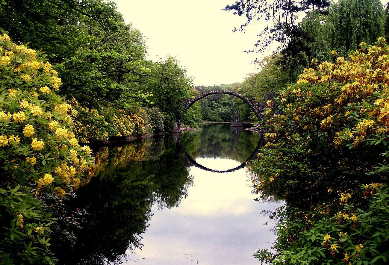 Durchblick zur Rakotzbrücke