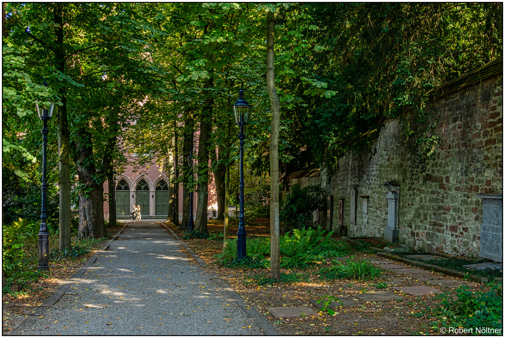 Durchblick zur St. Alban-Kirche