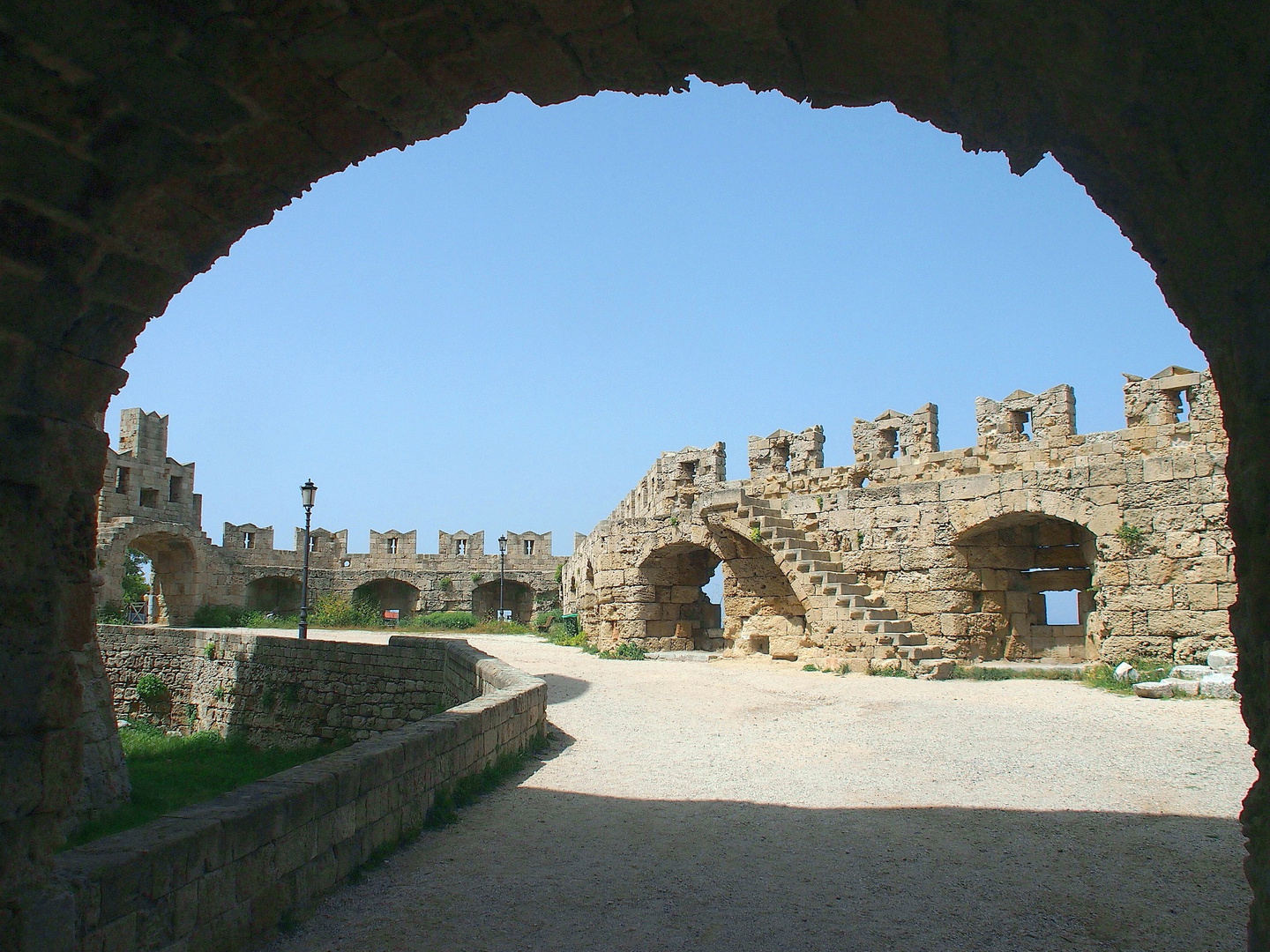 Durchblick zur Stadtmauer