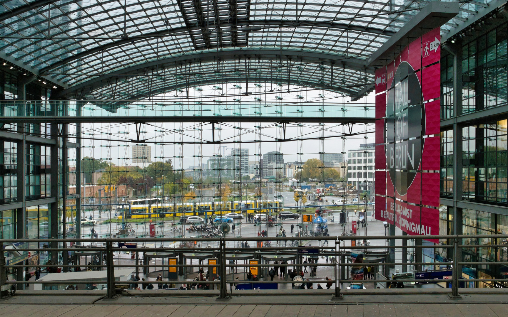 Durchblick zur Straßenbahn