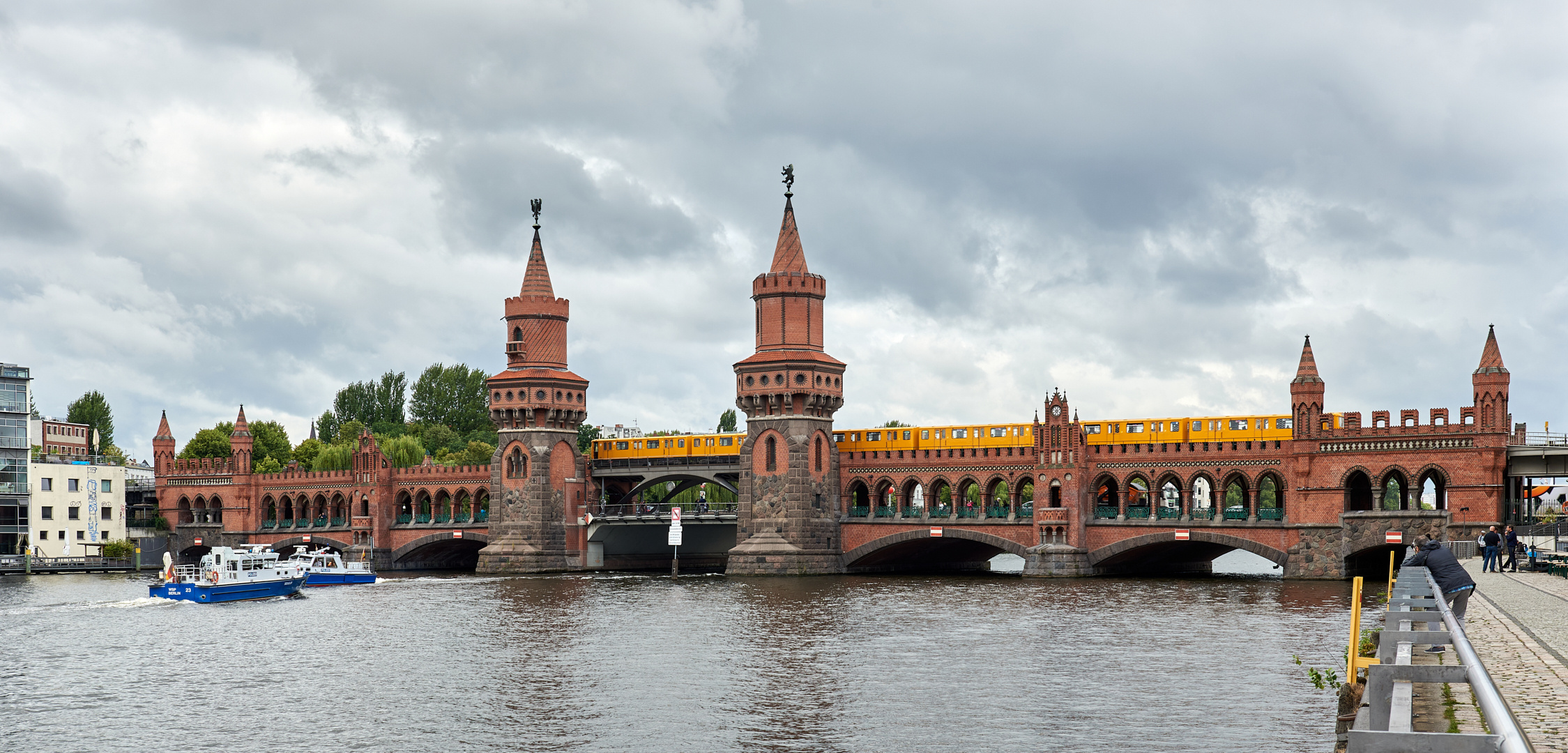 Durchblicke genug bietet die schönste Brücke Berlins, die auffällige Oberbaumbrücke…