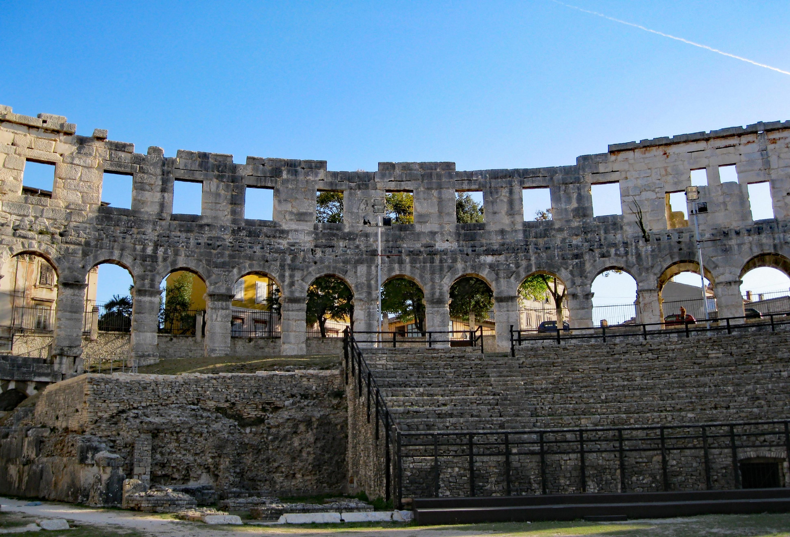 Durchblicke im Amphitheater in Pula