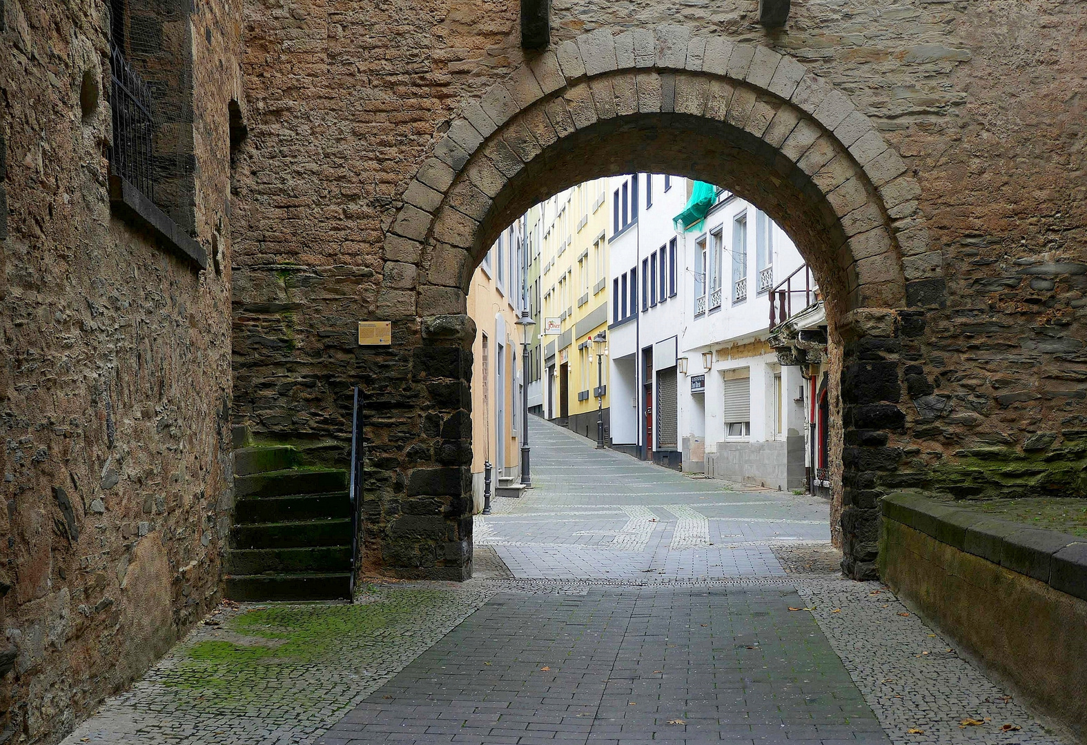 Durchblicke in die Altstadt von Andernach - Die Stadtmauer