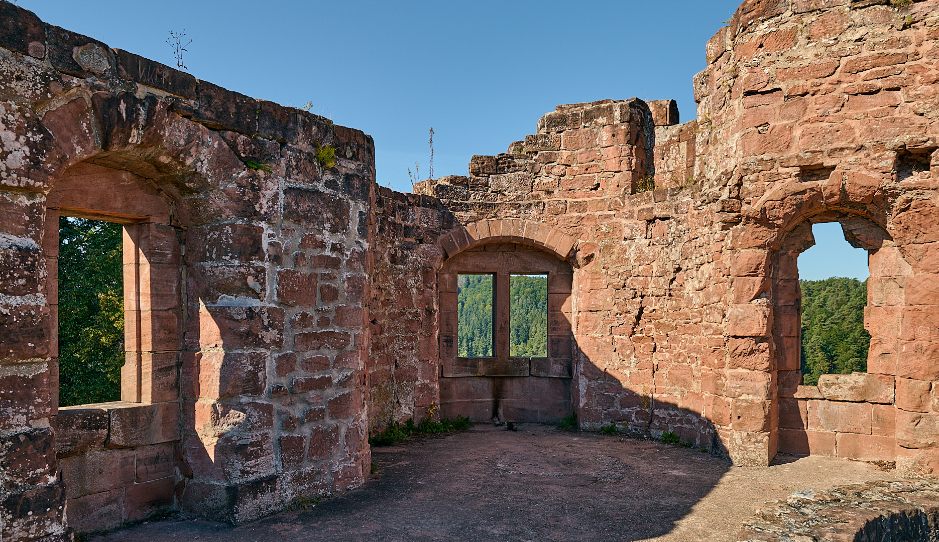 Durchblicke und schöne Aussichten auf das Umland von Dahn, hat man auf der Burgruine Neudahn.