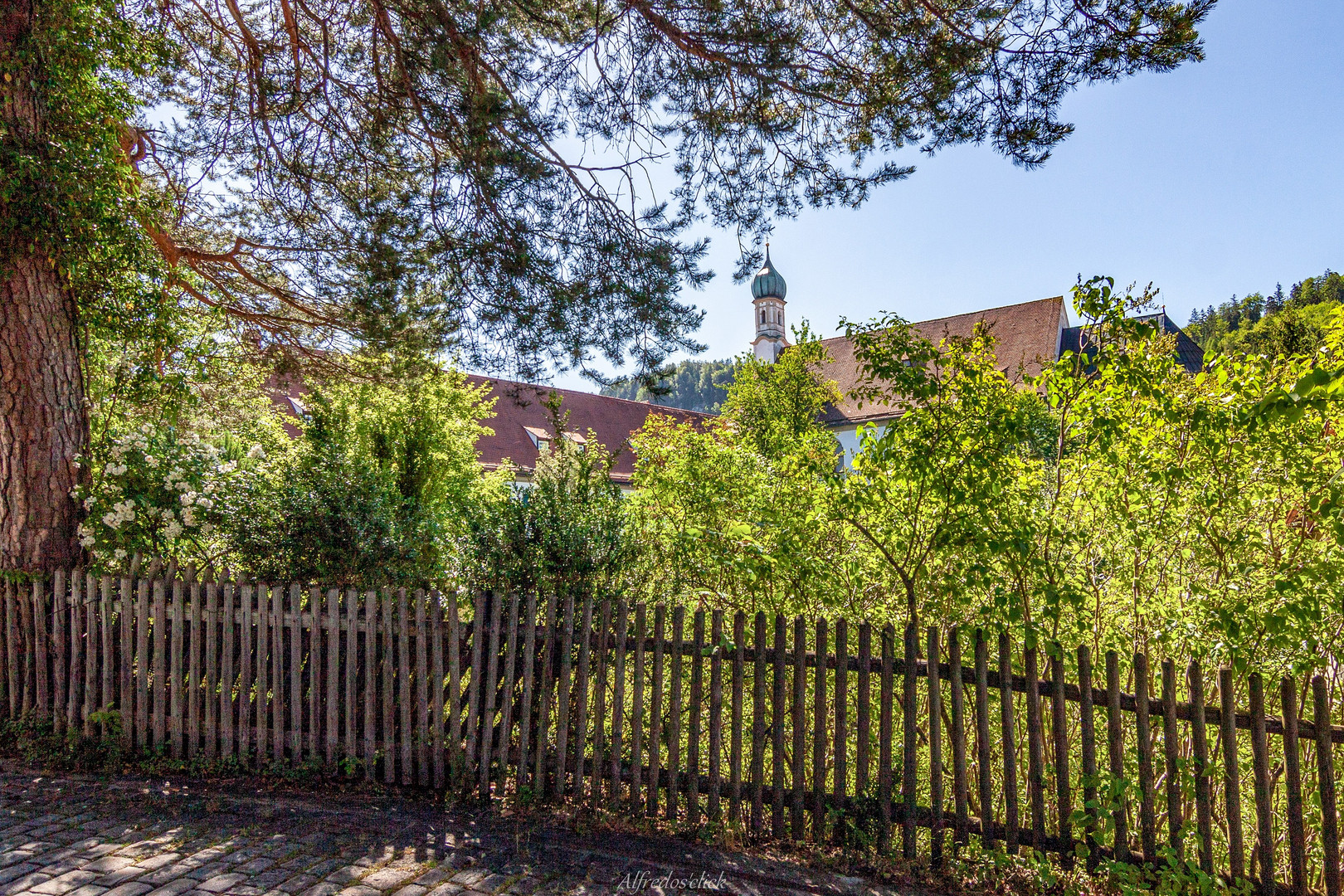 Durchblickend auf dem Franziskanerkloster St. Stephan