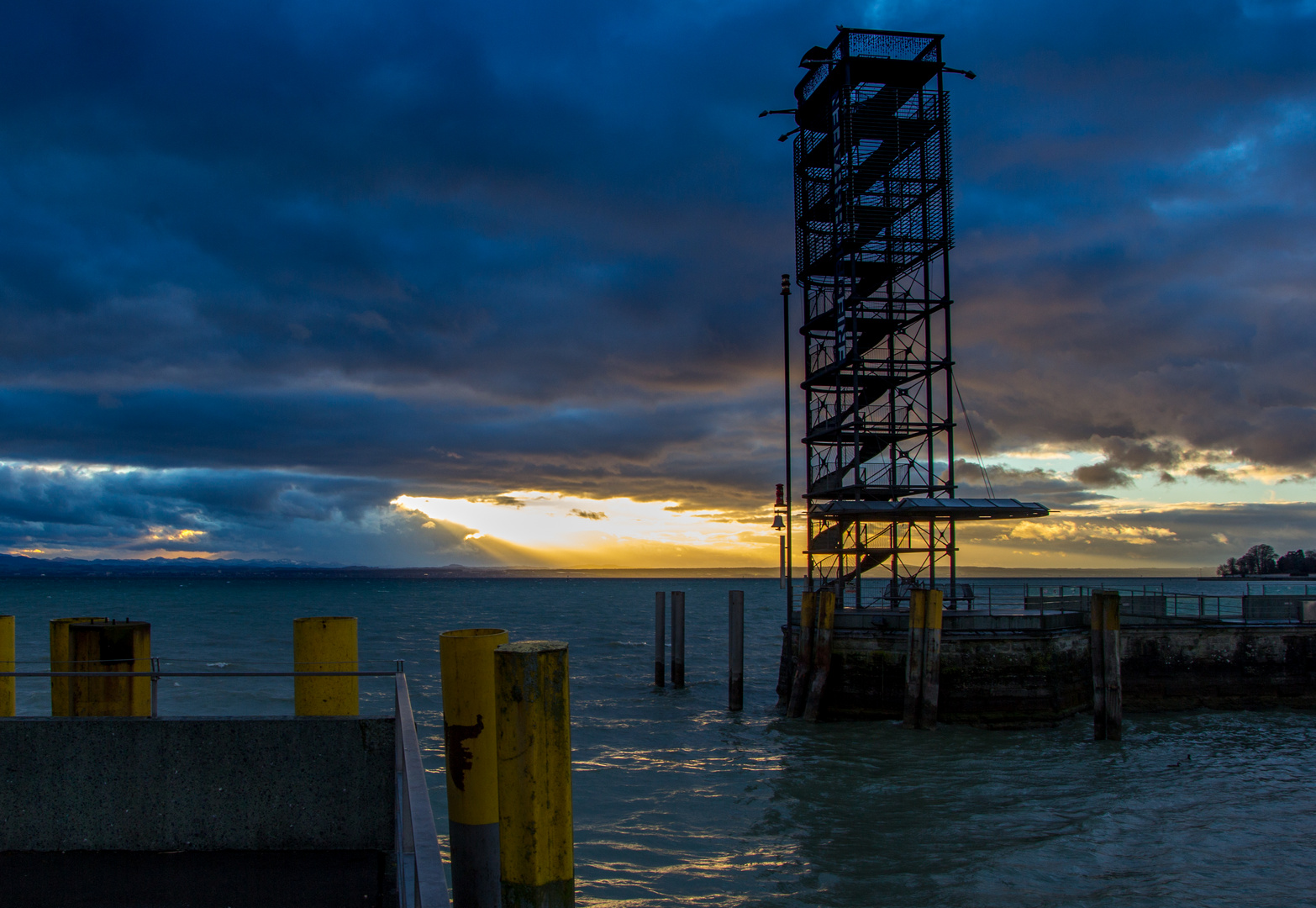 Durchbrechende Sonne am Bodensee