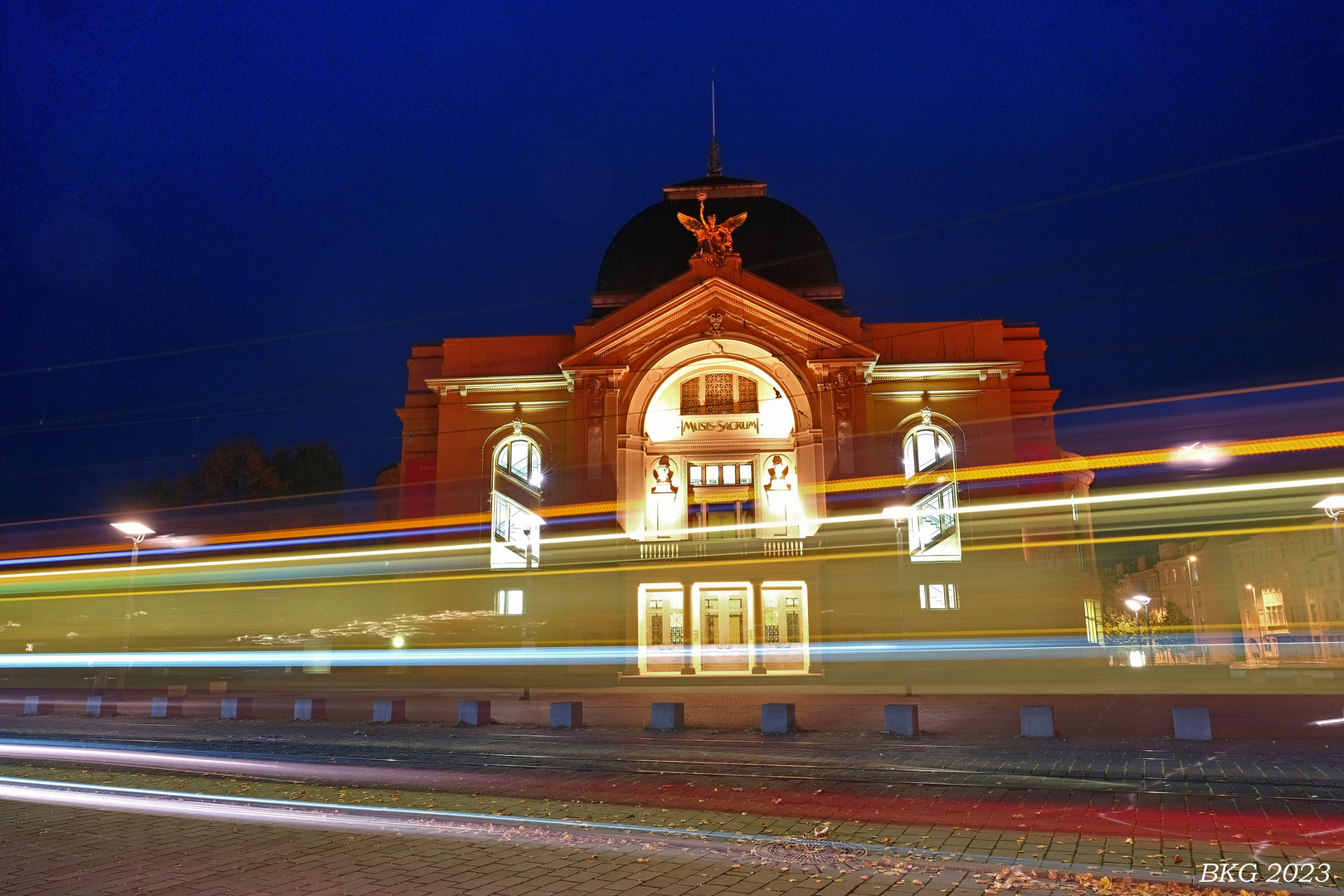 Durchfahrende Straßenbahn am Theater Gera zur Blauen Stunde 