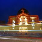 Durchfahrende Straßenbahn am Theater Gera zur Blauen Stunde 