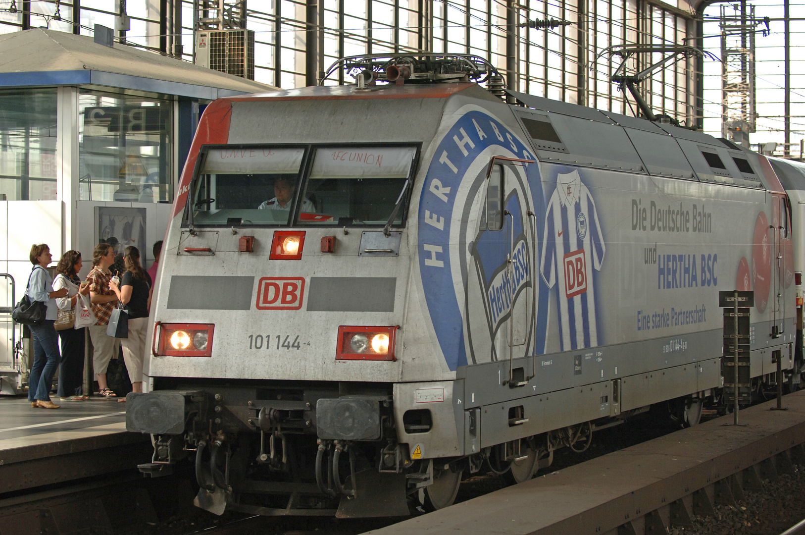 Durchfahrt 101 144 im Bahnhof Berlin Zoologischer Garten