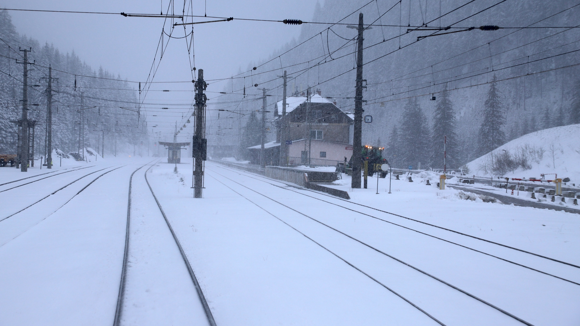 Durchfahrt durch den Bahnhof Böckstein....in Kürze geht es durch den Tauerntunnel