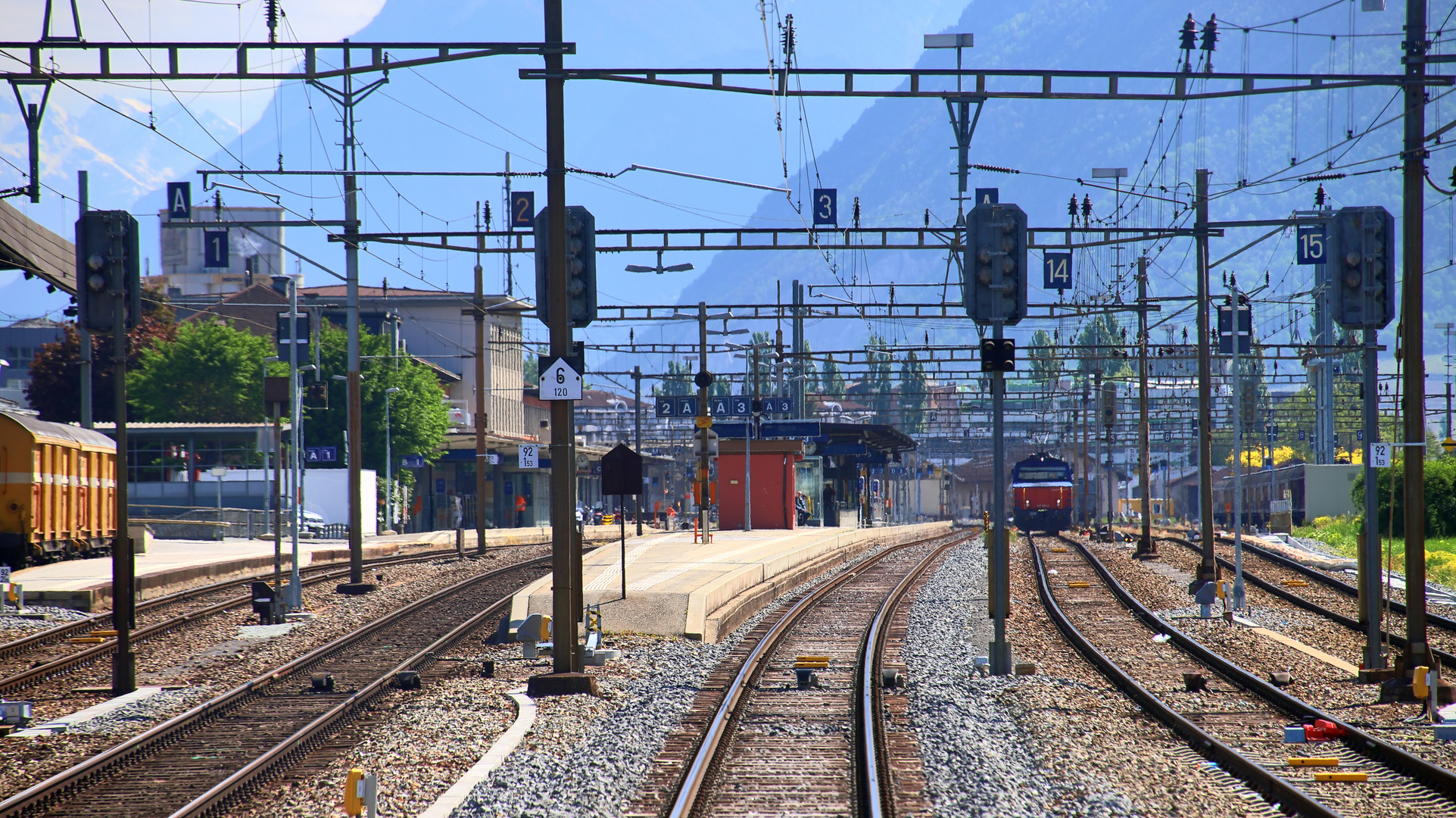 Durchfahrt durch den Bahnhof Sion