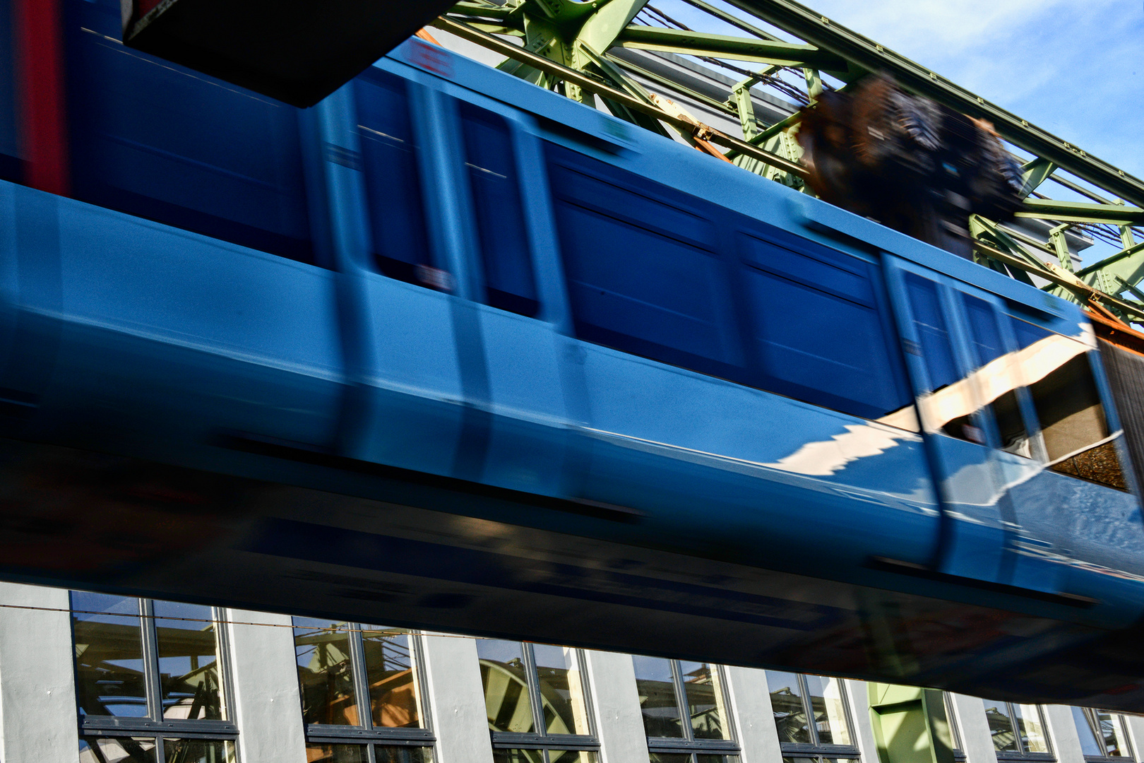 Durchfahrt - gespielgelte Stahltrasse