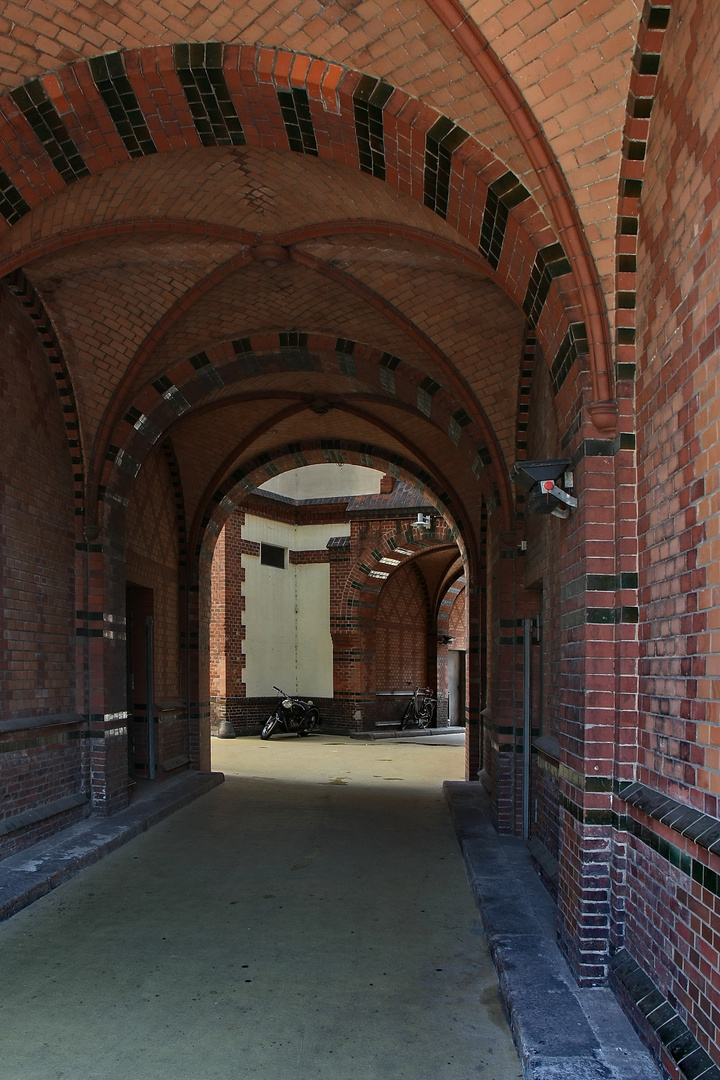 Durchfahrt in der alten Speicherstadt