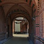 Durchfahrt in der alten Speicherstadt