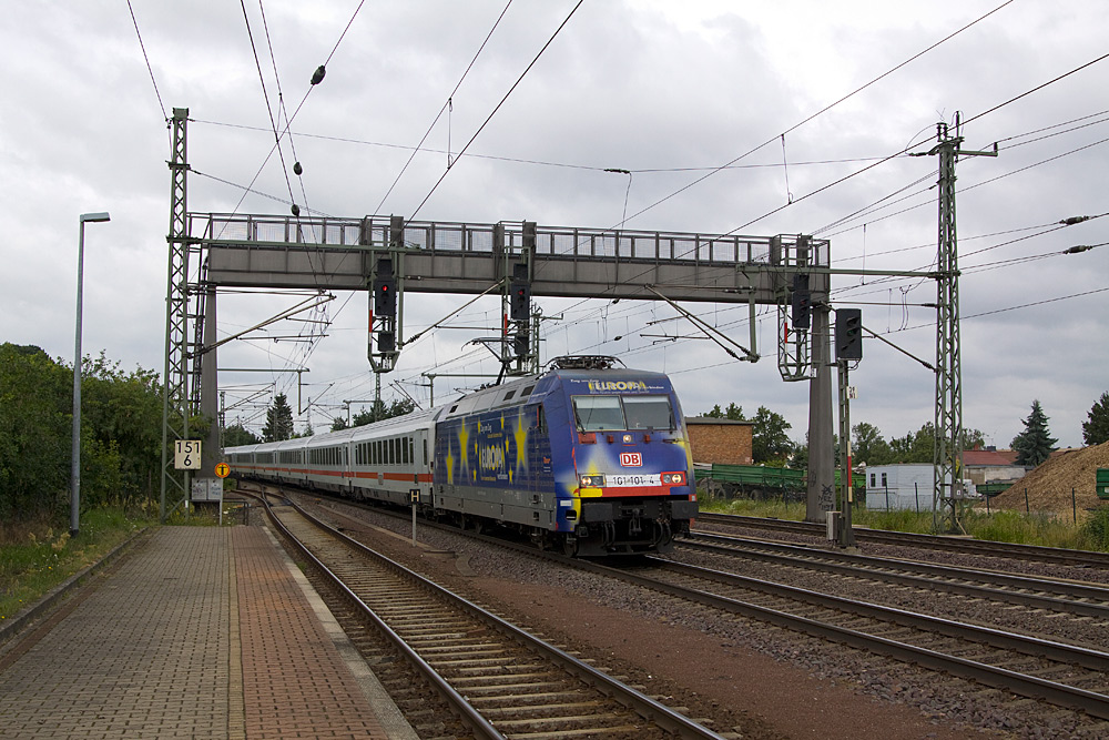 Durchfahrt unter einer Signalbrücke