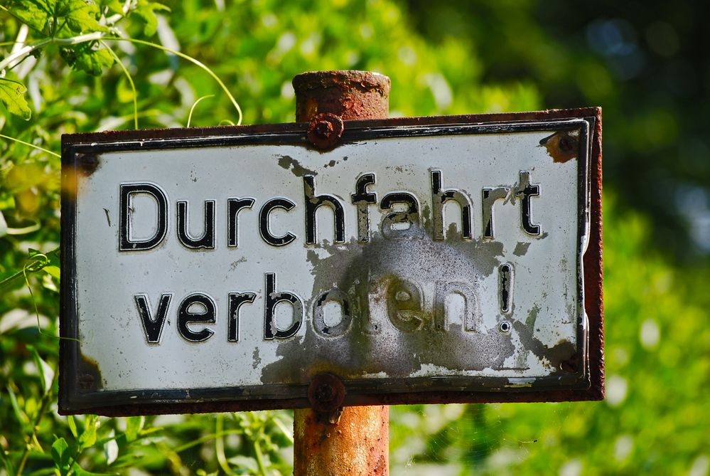 Durchfahrt verbogen.